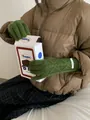 Dettaglio di guanti in lana merino verde scuro con motivo classico a trecce - Verde
