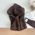 Detailaufnahme der dunkelbraunen grob gestrickten Sturmhaube mit dicker Wolltextur - Kaffeebraun