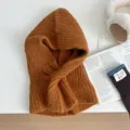 Flachbildschirm einer warmen karamellorangen Strick-Balaclava mit Winter-Accessoires - Orange