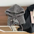 Detail van donkergrijze boucle gebreide bivakmuts met knoopsluiting en trekkoordtextuur - Wijnrood & Grijs