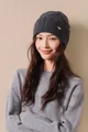 Detaillierte Textur der dunkelgrauen Beanie aus australischer Wolle mit Metall-Logo - Grau