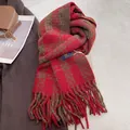 Detail van rood en bruin geruite sjaal met franjes en merklabel op donkere jas - 180cmx60cm / Rood