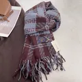 Detail van koffie en blauw geruite sjaal met zachte textuur en franje afwerking - 180cmx60cm / Blauw