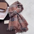 Écharpe classique à carreaux en imitation cachemire avec franges, détail YF BLOSSOM - Brun Cacao