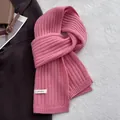 Dettaglio della sciarpa rosa in 100% pura lana che mostra la trama a maglia a coste - Rosa