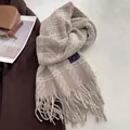 Detailopname van beige en bruine geruite sjaal met franjes en zachte kasjmierlook - 180cmx60cm / Broken Wit