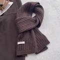 Dettaglio ravvicinato della spessa sciarpa in maglia 100% lana color marrone caffè - caffè