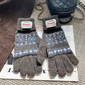Primer plano de guantes de punto Fair Isle con motivos nórdicos y etiqueta de marca - Camel