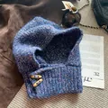 Dettaglio della maglia misto blu con bottoni in corno di legno sulla passamontagna - Blu