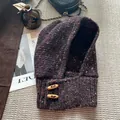 Dettaglio del passamontagna in maglia mista con bottoni in legno su calda lana - Marrone Rossastro
