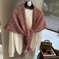 Chal de lana de punto burdeos y blanco con pompones decorativos para el invierno - Rojo Beis