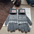 Detalle de guantes de punto Fair Isle grises con copos de nieve y puños acanalados - Gris