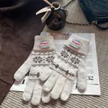Primer plano de guantes de punto Fair Isle con patrones de copos y puños elásticos - Blanco Roto