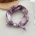 Damen Seidenschal in Lavendelviolett mit Gänseblümchen-Print als Haar-Accessoire - Lila