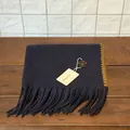 Detalle de bufanda azul marino tacto cachemira con bordes de ganchillo marrones y flecos - Azul marino