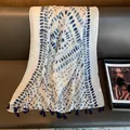 Detailopname van blauw-witte katoenen sjaal met franjes op een bruine lederen ondergrond - 180cm x 90cm / Blauw Wit Tie-Dye