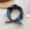Foulard vintage in seta blu scuro con rose rosse per capelli o come sciarpa da donna - 58*58cm / Blu