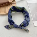 Carré de soie bleu marine à motifs paisley olive avec des bords dorés élégants pour femme - Bleu