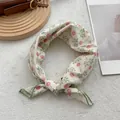 Dettaglio foulard in seta con boccioli di rosa rosa e raffinati bordi verdi rullati - 58*58cm / Bianco Sporco