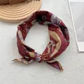 Vue détaillée du foulard en soie paisley avec motifs rouges vintage et coutures fines - Rouge