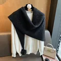 Textura detallada del tejido de bufanda de lana gris oscuro con adornos de pompones - Negro y Gris