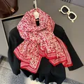 Écharpe en soie pour femme avec motif de roses rouges et bordure géométrique pour l'été - 180*90CM / Rouge