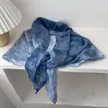 Bufanda de algodón y lino teñido anudado azul con bordes ondulados para estilo casual - Azul Real + Azul Claro