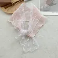 Detail van roze chiffon sjaal met wit kant en geborduurd madeliefjespatroon erop - Roze