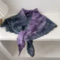 Detalle de bufanda ligera teñida en violeta y gris con elegantes bordes ondulados finos - Azul Marino + Púrpura