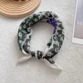 Détail de l'écharpe en coton vert foncé avec imprimé floral blanc et touches de violet - Style Hibiscus Vert Foncé avec Blocs Mauves / Vert
