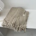 Détail d'une écharpe en coton plissé beige avec bords effilochés et texture douce - 180*90CM / Blanc Cassé