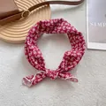 Foulard carré vintage bordeaux à motif paisley, noué comme accessoire de cheveux élégant - 58x58 / Rouge