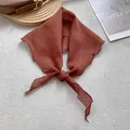 Pañuelo triangular retro de lino con bordes ondulados sobre bandeja de madera natural - Naranja