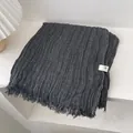 Détail d'une écharpe en coton plissé gris foncé avec bords effilochés et texture - 180*90CM / Noir