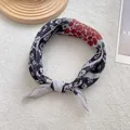 Foulard en coton motif floral et pois rouges noué avec des motifs vintage élégants - Motif Floral Pois Vagues / Noir