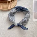 Vintage-Seidenschal mit Paisleymuster in Blau und Weiß, als Halstuch stilvoll geknotet - Marineblau