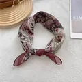 Pañuelo retro de seda rojo oscuro con estampados florales bohemios para estilo mujer - 58*58cm / café