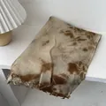 Détail d'une écharpe en laine tie-dye avec bords à franges naturels et tons marron terreux - 180x90cm / café