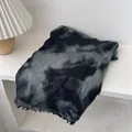 Détail macro de l'écharpe en laine tie-dye avec dégradé noir et bords à franges - 180x90cm / Noir