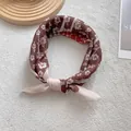 Détail d'un foulard en coton à motifs hibiscus blancs sur un tissu couleur café brun - Style Hibiscus Color Block / café