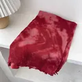 Détail de l'écharpe en laine avec dégradé tie-dye artistique et bordure effilochée naturelle - 180x90cm / Rouge