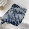 Gros plan de l'écharpe en laine tie-dye avec dégradé bleu et blanc et bords effilochés - 180x90cm / Bleu marine
