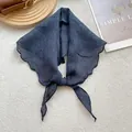 Primer plano de un pañuelo de lino azul marino con bordes ondulados en fondo decorativo - Azul marino