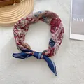 Detalle de un pañuelo cuadrado vintage con motivos florales y tonos rojos retro - 58*58cm / Azul