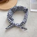 Détail du foulard en soie avec motif paisley classique bleu et noir sur tissu blanc - 58x58 / Blanc