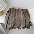 Dettaglio dello scialle di lino a righe con trama stropicciata e nappe grigie chic - 180x90cm / Grigio