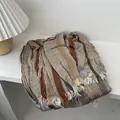Dettaglio della trama della sciarpa in lino vintage con strisce e bordi con frange - 180x90cm / Cachi