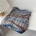 Detail eines Plissee-Leinenschals mit Farbverlauf-Streifen und reicher Knitterstruktur - 180x60cm / Blau