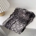 Bufanda plisada vintage tie-dye en tonos verde oscuro y gris para mujer sobre madera blanca - 180*60cm / Caqui