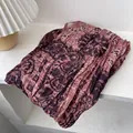 Vista detallada de la textura plisada de la bufanda de algodón y lino tie-dye rojo oscuro - 180*60cm / Rojo